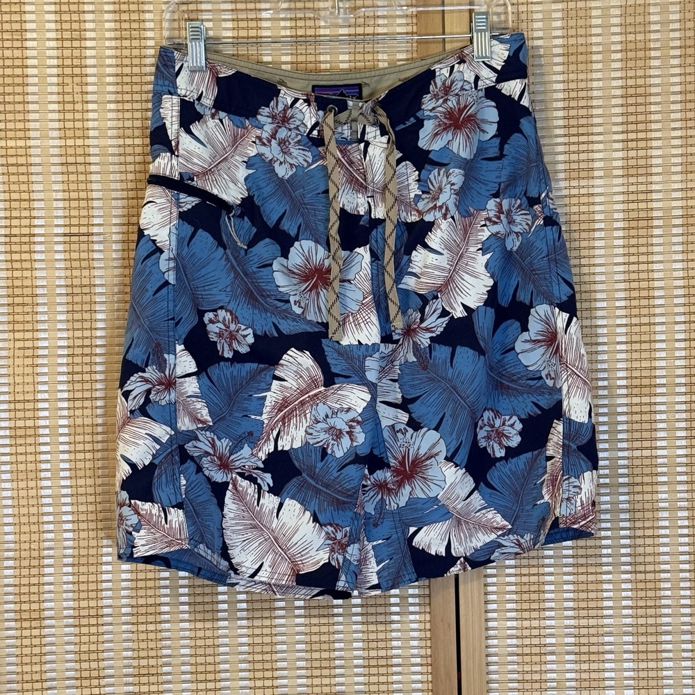 Patagonia Men's 31 Wavefarer Board Shorts Floral Hibiscus Hawaii Tropical Resort